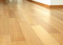 Teppichklebeband von Laminat entfernen