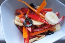 Paprika- Bananensalat mit Oliven
