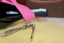 Festsitzende Sektkorken mit Nussknacker öffnen