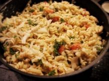 Schnelle Lachs-Spitzkohl-Nudel-Pfanne