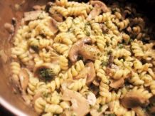 Schneller Nudeltopf mit Champignons und Spinat - vegetarisch
