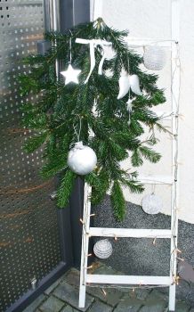 Vorweihnachtliche Dekoration: Weiße Leiter