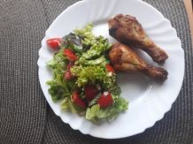Hähnchenunterkeulen mit gemischtem Salat