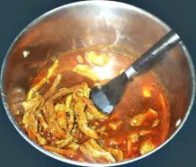 Chinesische Trockenpilze mit Rindfleischstreifen und Gemüse