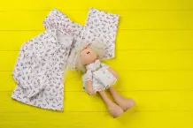 Puppenkleidung für schmale Stehpuppen eine Größe kleiner aussuchen