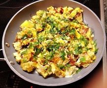 Resteessen: Geröstete Knödel mit Eiern und Speck