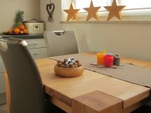 Rote Wachsflecken vom Holztisch entfernen
