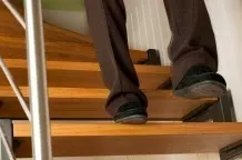 Knie- und Gelenkprobleme beim Hinabgehen der Treppe