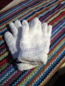 Staubwischen mit Synthetik-Plüsch-Handschuhen