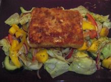 Panierter Schafskäse auf einem Salatbett