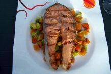 Gegrilltes Lachssteak auf Hokkaido-Avocado-Bett