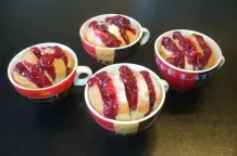 Tassenkuchen aus altbackenen Berlinern mit fruchtiger Füllung