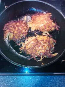 Kartoffelpuffer mit Süßkartoffeln und Möhren