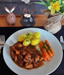 Schweinegulasch mit Champignons im Schnellkochtopf zubereitet