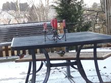 Balkontisch als Vogelfutterplatz