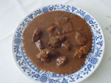 Saftgulasch im Schnellkochtopf zubereiten