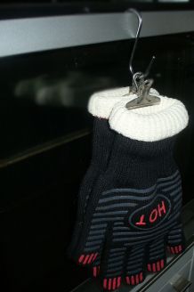 Zwei Befestigungsmöglichkeiten für Ofen- und Silikonhandschuhe