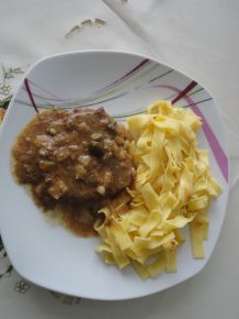 Pikante Rindsschnitzel im Schnellkochtopf zubereiten