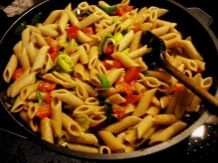 Bunte Gemüsepfanne mit Penne