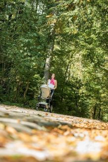 Kind im Kinderwagen mit Blickkontakt zu den Eltern
