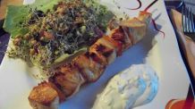 Lachsspieß an einem Grapefruit-Avocado-Salat