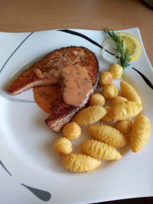 Lachssteaks mit Hummer-Dill-Soße