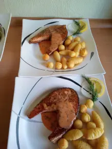 Lachssteaks mit Hummer-Dill-Soße