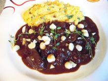 Wildschweingulasch mit Süßkartoffelstampf