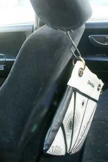 Wohin mit der Handtasche im Auto?