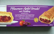Blätterteigstrudel vor dem Backen portionieren