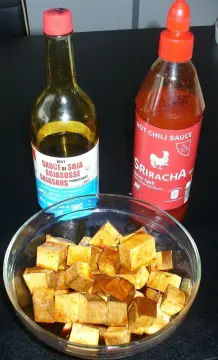 Vegetarische Gemüsesuppe mit knusprigem Räuchertofu und Konjaknudeln