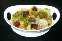 Vegetarische Gemüsesuppe mit knusprigem Räuchertofu und Konjaknudeln