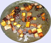 Vegetarische Gemüsesuppe mit knusprigem Räuchertofu und Konjaknudeln