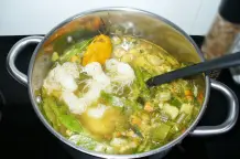 Vegetarische Gemüsesuppe mit knusprigem Räuchertofu und Konjaknudeln