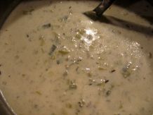 Porreesuppe mit Hackfleisch und Frischkäse