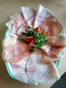 Klassisches Spargelgericht mit Beilagen