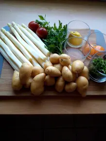 Klassisches Spargelgericht mit Beilagen