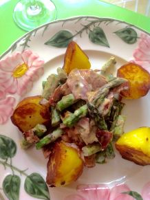 Gebratener grüner Spargel mit Creme Fraiche und Schinkenstreifen