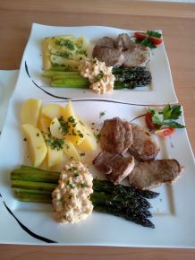 Grüner Spargel, Bozener Soße und Schweinefilets