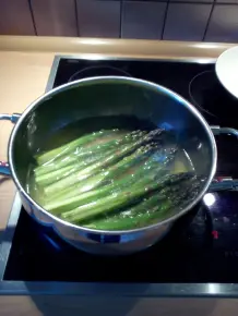 Grüner Spargel, Bozener Soße und Schweinefilets