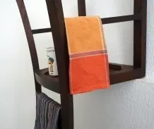 Stuhl als Küchenregal mit Handtuchhalter