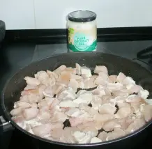 Katzenleckerchen: Hähnchen-/Putenbrustwürfel in Kokosfett