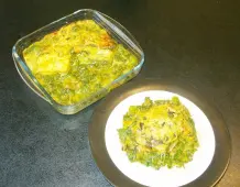 Überbackenes Kabeljaufilet mit Spinat auf indische Art