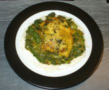 Überbackenes Kabeljaufilet mit Spinat auf indische Art