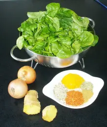 Überbackenes Kabeljaufilet mit Spinat auf indische Art