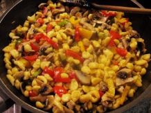 Bunte Knöpfle-Pfanne mit Schweinegeschnetzeltem