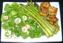 Spinatsalat mit Spargel und gefüllten Tofuwürfeln