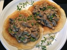Blini mit einem Ragout aus Pilzen und Rinderfilet