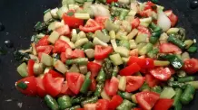 Lauwarmer Spargel-Rhabarber-Salat