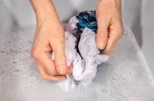 Bügelfreie T-Shirts oder Hemden von Hand waschen